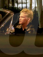 PEOPLE - Cody Simpson fährt mit seinem Oldtimer durch Hollywood