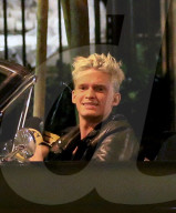 PEOPLE - Cody Simpson fährt mit seinem Oldtimer durch Hollywood