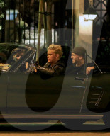 PEOPLE - Cody Simpson fährt mit seinem Oldtimer durch Hollywood