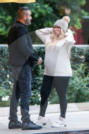 PEOPLE - Hochschwangere Jenna Jameson wartet auf ihren Wagen