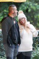 PEOPLE - Hochschwangere Jenna Jameson wartet auf ihren Wagen