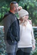 PEOPLE - Hochschwangere Jenna Jameson wartet auf ihren Wagen
