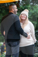 PEOPLE - Hochschwangere Jenna Jameson wartet auf ihren Wagen