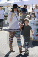 PEOPLE - Selma Blair bummelt mit ihren Boys auf dem Bauernmarkt