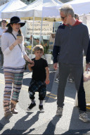 PEOPLE - Selma Blair bummelt mit ihren Boys auf dem Bauernmarkt