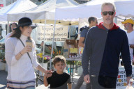PEOPLE - Selma Blair bummelt mit ihren Boys auf dem Bauernmarkt