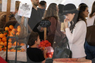 PEOPLE - Selma Blair bummelt mit ihren Boys auf dem Bauernmarkt