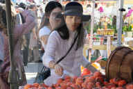 PEOPLE - Selma Blair bummelt mit ihren Boys auf dem Bauernmarkt