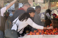 PEOPLE - Selma Blair bummelt mit ihren Boys auf dem Bauernmarkt