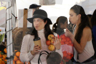 PEOPLE - Selma Blair bummelt mit ihren Boys auf dem Bauernmarkt