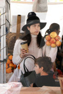 PEOPLE - Selma Blair bummelt mit ihren Boys auf dem Bauernmarkt