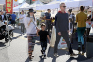 PEOPLE - Selma Blair bummelt mit ihren Boys auf dem Bauernmarkt