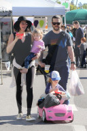 PEOPLE - Jack Osbourne schiebt seine Pearl durch den Bauernmarkt
