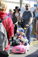 PEOPLE - Jack Osbourne schiebt seine Pearl durch den Bauernmarkt