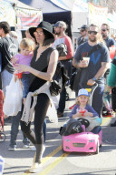 PEOPLE - Jack Osbourne schiebt seine Pearl durch den Bauernmarkt