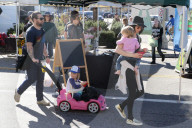 PEOPLE - Jack Osbourne schiebt seine Pearl durch den Bauernmarkt