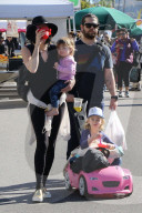 PEOPLE - Jack Osbourne schiebt seine Pearl durch den Bauernmarkt