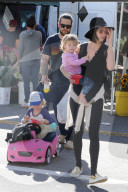 PEOPLE - Jack Osbourne schiebt seine Pearl durch den Bauernmarkt