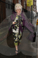 PEOPLE - London Fashionweek Männer: Jaime Winstone mit Baby Raymond bei Vivienne Westwood 