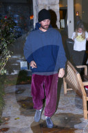 PEOPLE - Scott Disik im farbenfrohen Schlabber-Look in Calabasas unterwegs