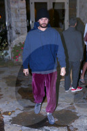 PEOPLE - Scott Disik im farbenfrohen Schlabber-Look in Calabasas unterwegs