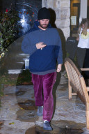 PEOPLE - Scott Disik im farbenfrohen Schlabber-Look in Calabasas unterwegs
