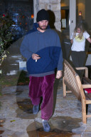 PEOPLE - Scott Disik im farbenfrohen Schlabber-Look in Calabasas unterwegs