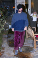 PEOPLE - Scott Disik im farbenfrohen Schlabber-Look in Calabasas unterwegs