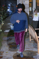 PEOPLE - Scott Disik im farbenfrohen Schlabber-Look in Calabasas unterwegs