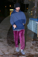 PEOPLE - Scott Disik im farbenfrohen Schlabber-Look in Calabasas unterwegs