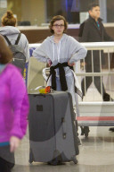 PEOPLE - Millie Brown wartet in Atlanta auf ihr Gepäck