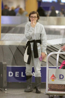 PEOPLE - Millie Brown wartet in Atlanta auf ihr Gepäck