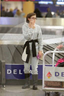PEOPLE - Millie Brown wartet in Atlanta auf ihr Gepäck