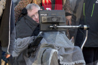 EXKLUSIV - Stephen Hawking schaut 'Star Wars' zu seinem 75.Geburtstag