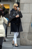 PEOPLE - Kelly Rutherford bummelt in Mailand