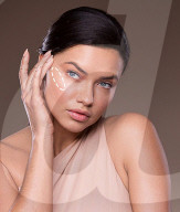 PEOPLE - Adriana Lima wirbt für Maybelline