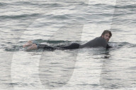 EXKLUSIV - Liam Hemsworth stürzt sich in die Wellen