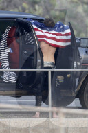 EXKLUSIV - Liam Hemsworth stürzt sich in die Wellen