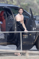 EXKLUSIV - Liam Hemsworth stürzt sich in die Wellen