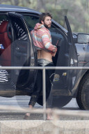 EXKLUSIV - Liam Hemsworth stürzt sich in die Wellen