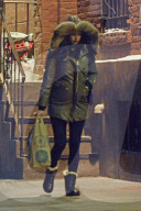 PEOPLE - Irina Shayk schleppt die Einkäufe nach Hause