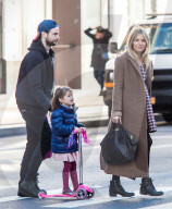 PEOPLE - Sienna Miller und Tom Sturridge mit Klein Marlowe in New York unterwegs
