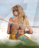 EXKLUSIV - Paris Hilton lässt am Strand von Mexiko tief blicken