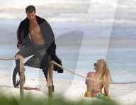 EXKLUSIV - Paris Hilton lässt am Strand von Mexiko tief blicken