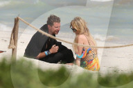 EXKLUSIV - Paris Hilton lässt am Strand von Mexiko tief blicken (weitere Bilder)