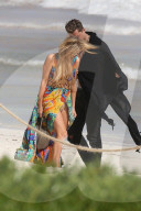 EXKLUSIV - Paris Hilton lässt am Strand von Mexiko tief blicken (weitere Bilder)