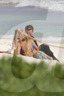 EXKLUSIV - Paris Hilton lässt am Strand von Mexiko tief blicken (weitere Bilder)