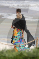 EXKLUSIV - Paris Hilton lässt am Strand von Mexiko tief blicken (weitere Bilder)