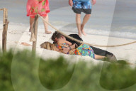 EXKLUSIV - Paris Hilton lässt am Strand von Mexiko tief blicken (weitere Bilder)