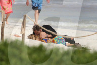 EXKLUSIV - Paris Hilton lässt am Strand von Mexiko tief blicken (weitere Bilder)